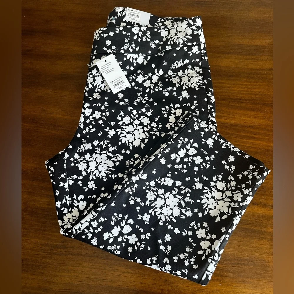 Croft and Borrow Stretch Capri Size 16W Regular Black/White Floral - Picture 5 of 5